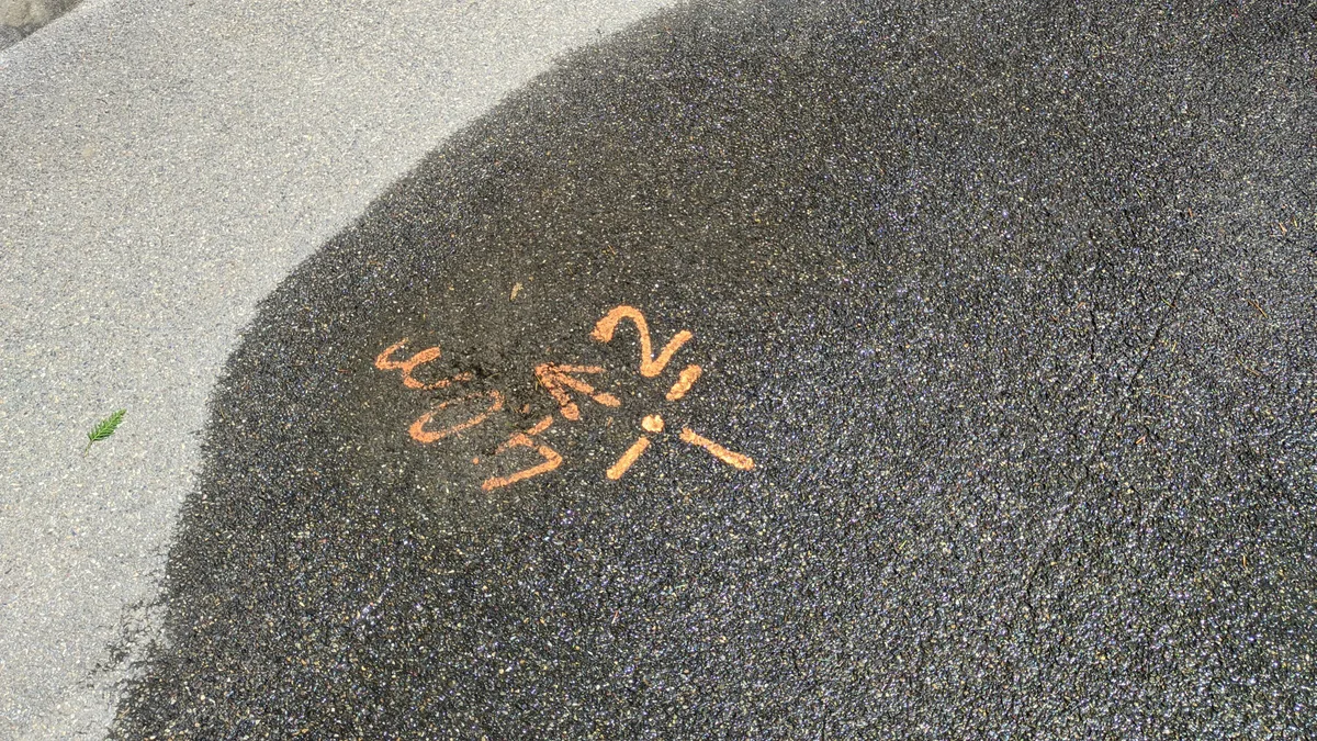 Zuerst gingen die Mieter davon aus, es gehe um Leitungssanierungen. Markierung am Boden